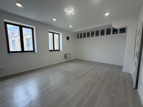 Kiadó Lakás 9400 Sopron , Szécheni tértől 1 percre, felújított belvárosi lakás kiadó!