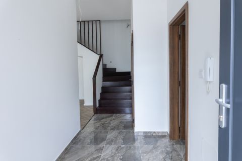 Eladó Lakás 1153 Budapest 15. kerület 129nm,saját kert, 4 lakásos társasházban