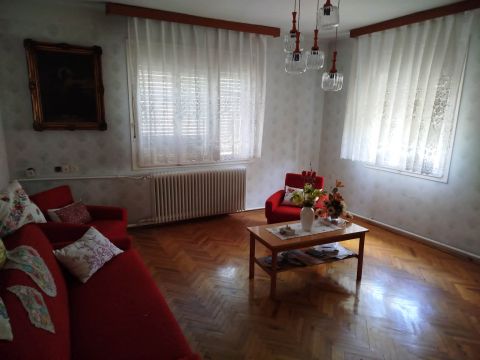Eladó Ház 9081 Győrújbarát , Fő utca közelében