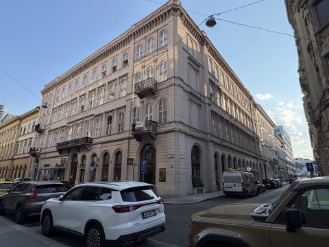 Eladó Üzlethelyiség 1051 Budapest 5. kerület , Belváros szívében !