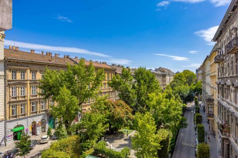 Kiadó Lakás 1061 Budapest 6. kerület , Jókai térre néző lakás 50 nm-es nappalival