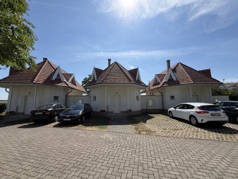 Eladó Ház 2481 Velence , velence gólya villapark recepció