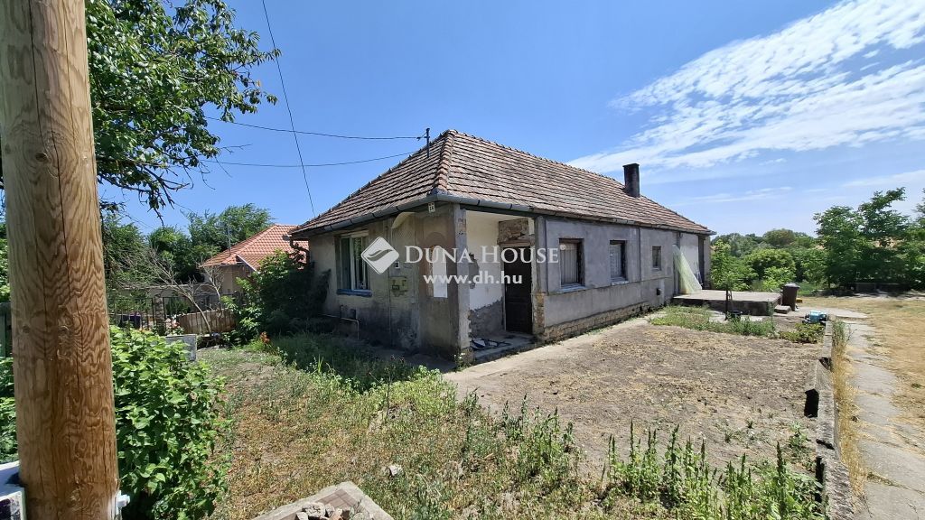 2425 Nagykarácsony , Központban — 1/19