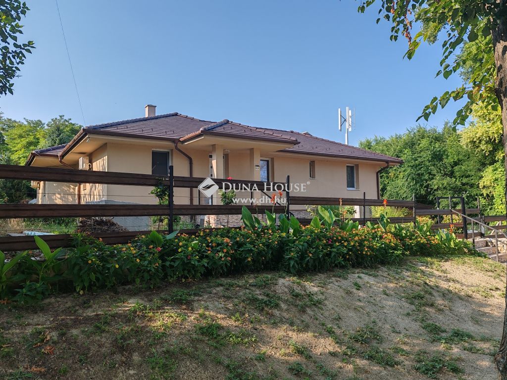 2475 Kápolnásnyék , Luxusingatlan a tótól 800 m-re — 1/28
