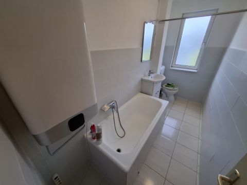 Eladó Lakás 6100 Kiskunfélegyháza , Jó állapotú, 2 szobás, erkélyes lakás a Kossuth utcánál