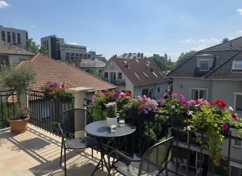 Eladó Lakás 1145 Budapest 14. kerület , Zuglói villanegyedben erkélyes, újszerű lakás garázzsal
