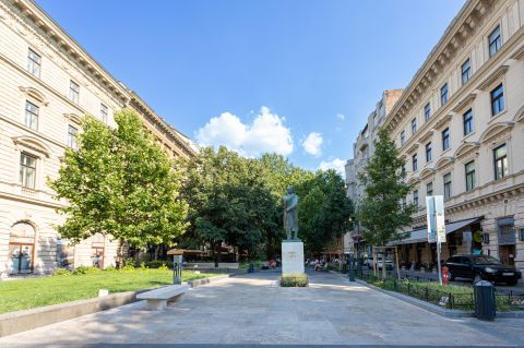 Eladó Lakás 1061 Budapest 6. kerület , Liszt Ferenc térnél, újszerű 3 szobás emeleti erkélyes lakás