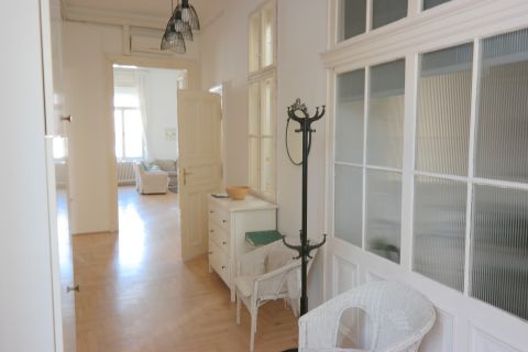 Eladó Lakás 1088 Budapest 8. kerület Uránia mellett 2 bejárattal és 2 fürdővel rendelkező, klímás