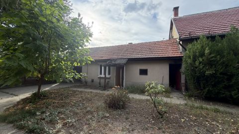 Eladó Ház 2735 Dánszentmiklós Dánszentmiklós központi részén