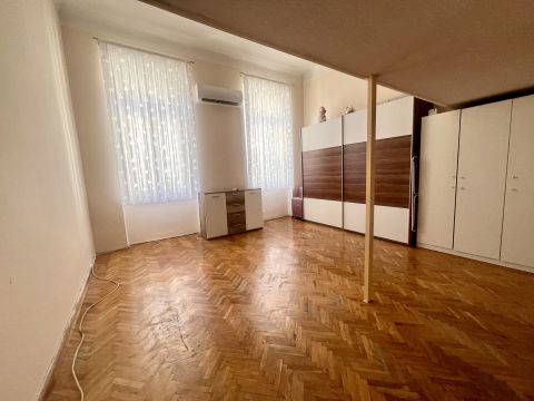 Eladó Lakás 1086 Budapest 8. kerület 3. emeleti kis lakás a Magdolna utcában