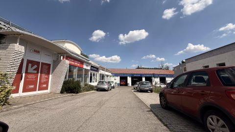 Eladó Üzlethelyiség 7400 Kaposvár forgalmas úton 