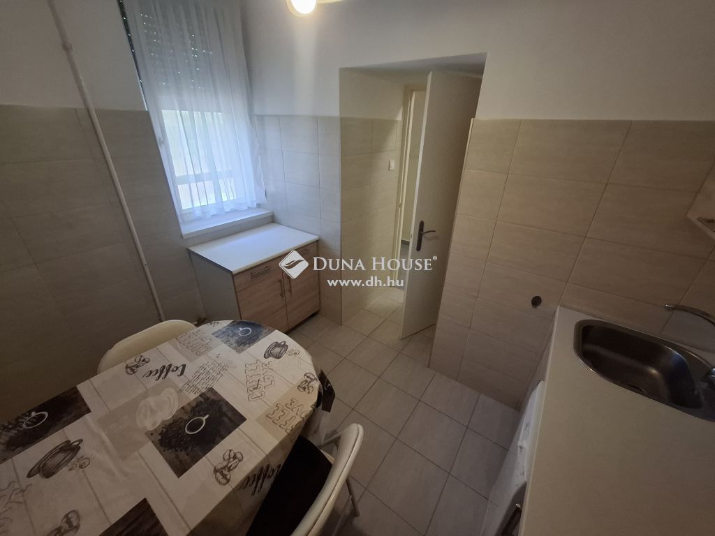 Kiadó Lakás, 6100 Kiskunfélegyháza , Belvárosi 3 szobás, erkélyes, első emeleti lakás