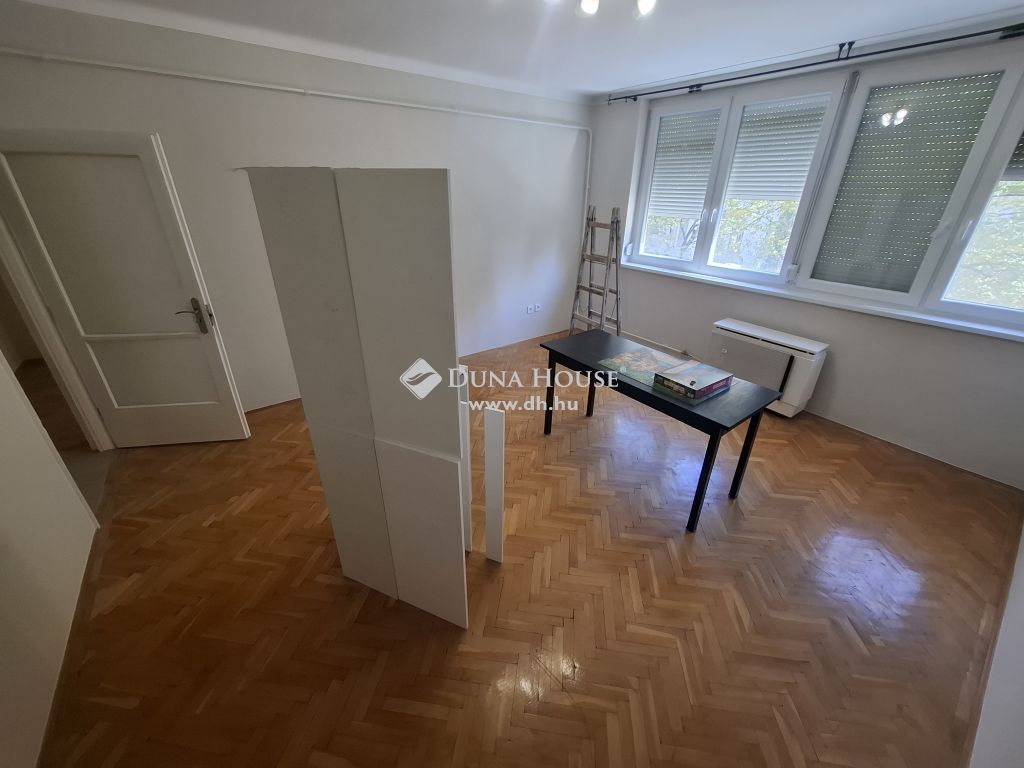 Kiadó Lakás, 6100 Kiskunfélegyháza , Belvárosi 3 szobás, erkélyes, első emeleti lakás