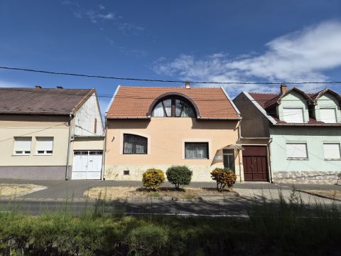 Eladó Ház 3200 Gyöngyös , Mátrai úti Spar közelében!
