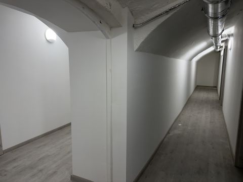 Eladó Üzlethelyiség 1144 Budapest 14. kerület , utcai bejáratos félszuterén üzlethelyiség vagy iroda