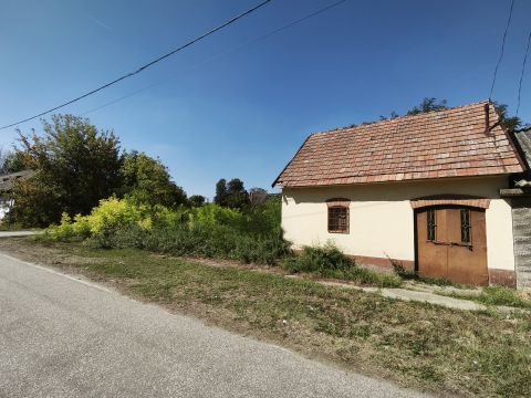 Eladó Mezőgazdasági 7020 Dunaföldvár , Jobbágyhősök útján - Kele csárda szomszédságában eladó!