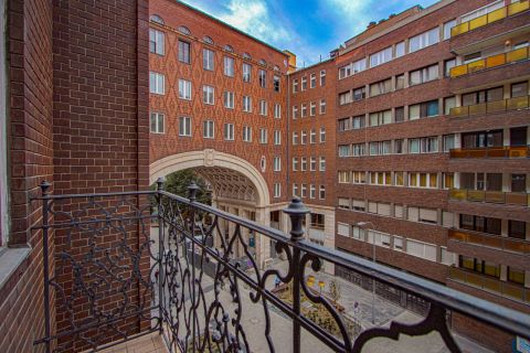 Eladó Lakás 1075 Budapest 7. kerület , Madách Térre Néző 2 erkélyes lakás!
