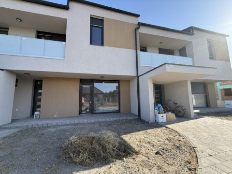 Eladó Lakás 2700 Cegléd 