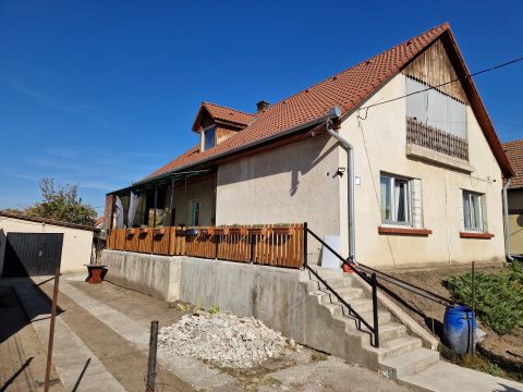 Eladó Ház 2200 Monor , Monor csendes utcájában 2 generációs ház eladó