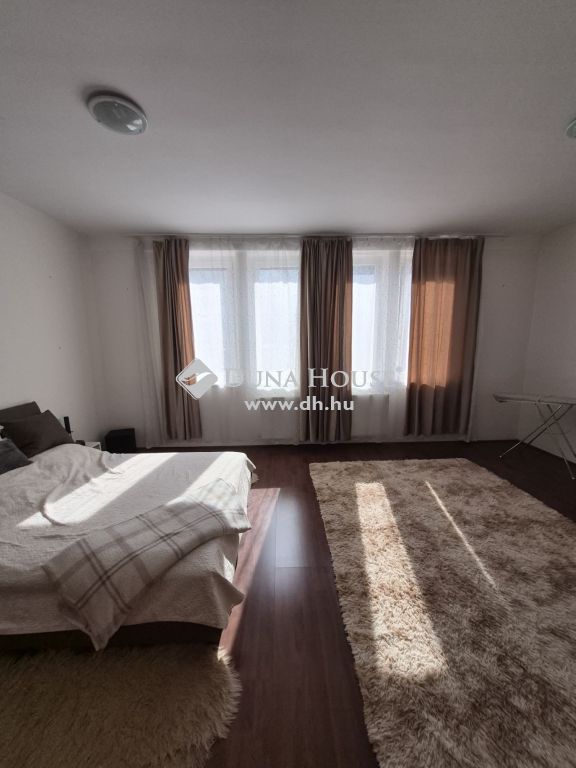 7300 Komló — 1/28
