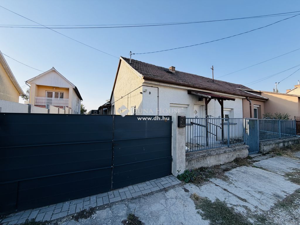 2534 Tát , Iskola közelében — 1/23