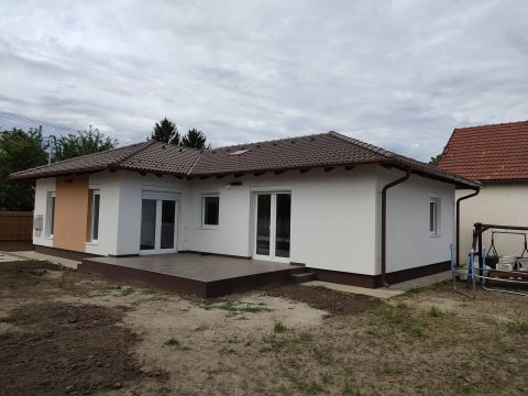 Eladó Ház 2225 Üllő , Nappali + 3 hálószobás földszintes új építésű családi ház