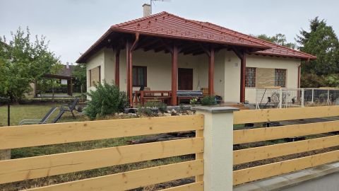 Eladó Ház 8640 Fonyód 8640. Fonyód. Fő u 19. (Önkormányzat épülete előtt az utcán.