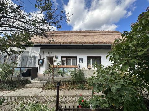 Eladó Ház 1238 Budapest 23. kerület , Hősök teréhez közel 2 épület pincével, beállási lehetőséggel