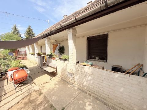 Eladó Ház 2251 Tápiószecső , 2 szobás családi ház, nagy saroktelken, felújítandó.