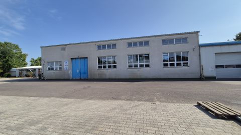 Eladó Ipari 6000 Kecskemét , Öszesen 2000nm csarnok, irodákkal, 7112nm telken