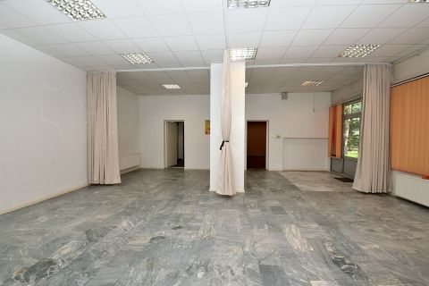 Kiadó Iroda 3200 Gyöngyös , Fő tér
