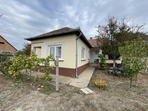 Eladó Ház 6449 Mélykút , csendes utcájában