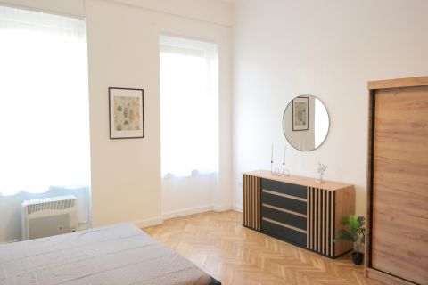 Kiadó Lakás 1077 Budapest 7. kerület Hunyadi tér mellett a Király utcában, bútorozott és liftes