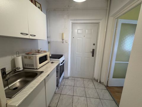 Eladó Lakás 1083 Budapest 8. kerület Azonnal költözhető bútorozott panel lakás