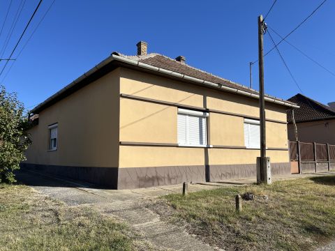 Eladó Ház 7135 Dunaszentgyörgy , Csendes központi helyen 